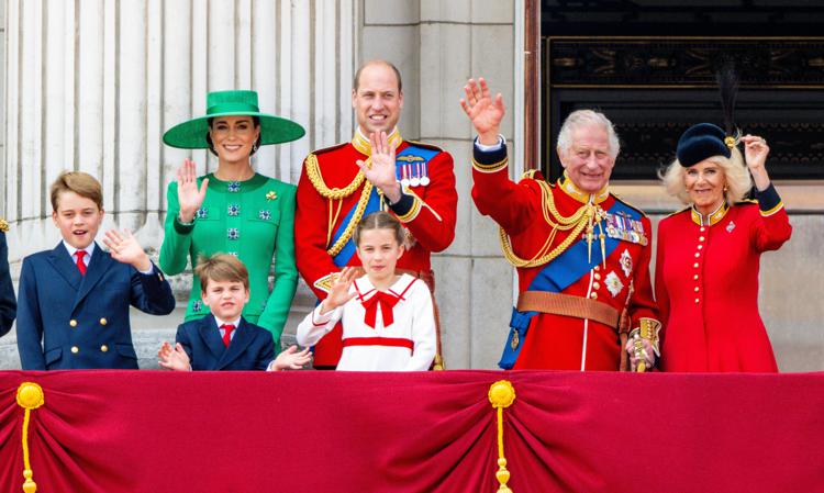 La famiglia reale inglese al balcone di Buckingham Palace