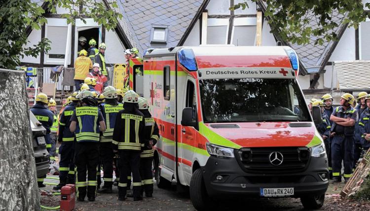 Soccorsi dopo il crollo dell'hotel a Krov, in Germania - Afp