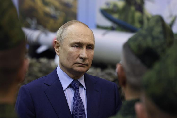 Putin con i militari - Afp