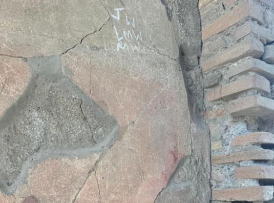 Pompei - turista inglese fermato dopo 5 incisioni nella Casa delle Vestali