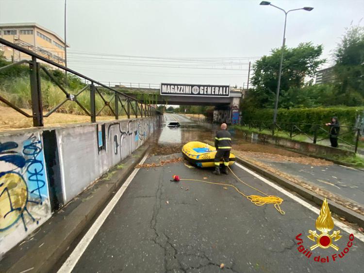 Milano, l'auto bloccata nel sottopasso