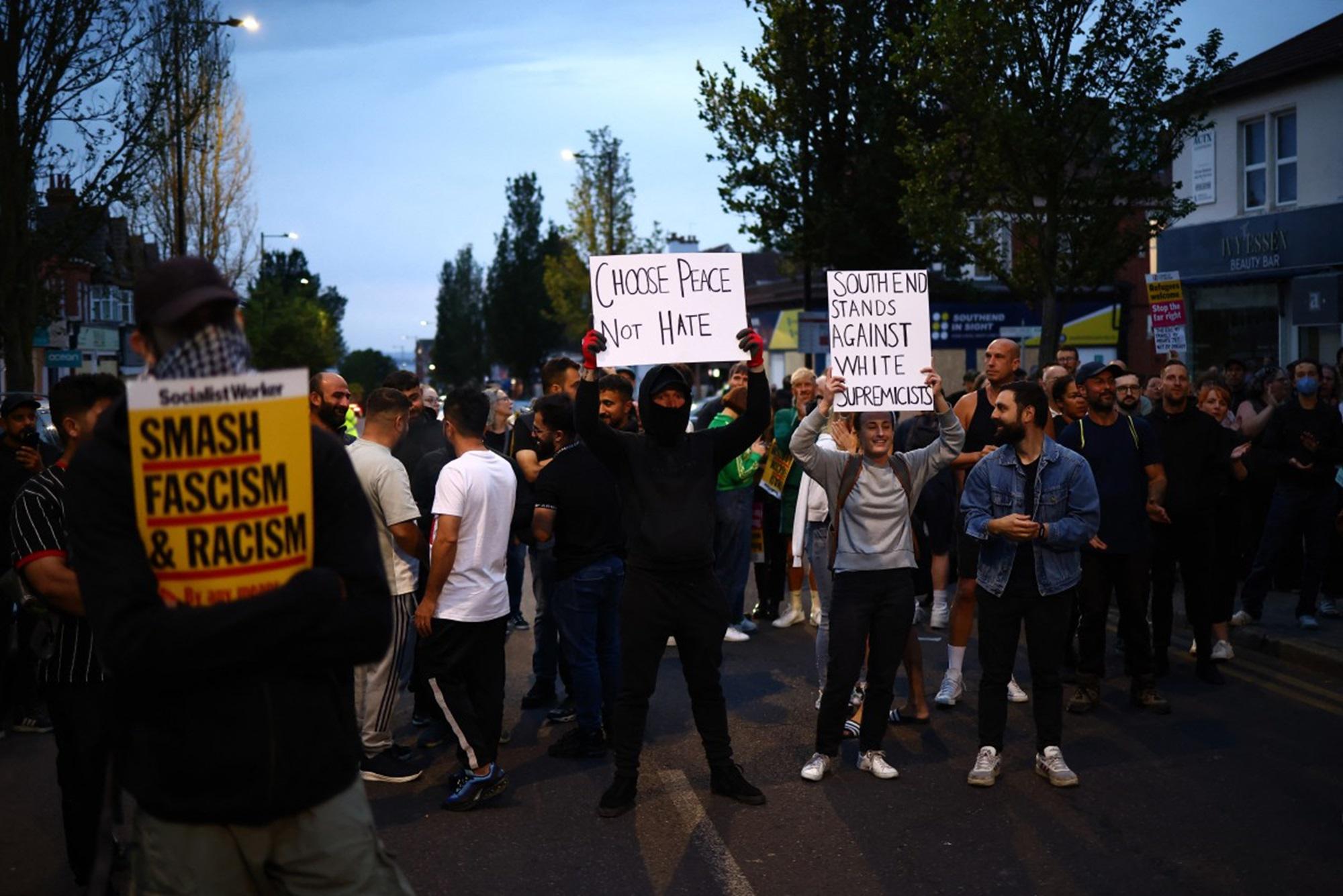 Gb - migliaia di antirazzisti in corteo: la protesta dopo i disordini dell