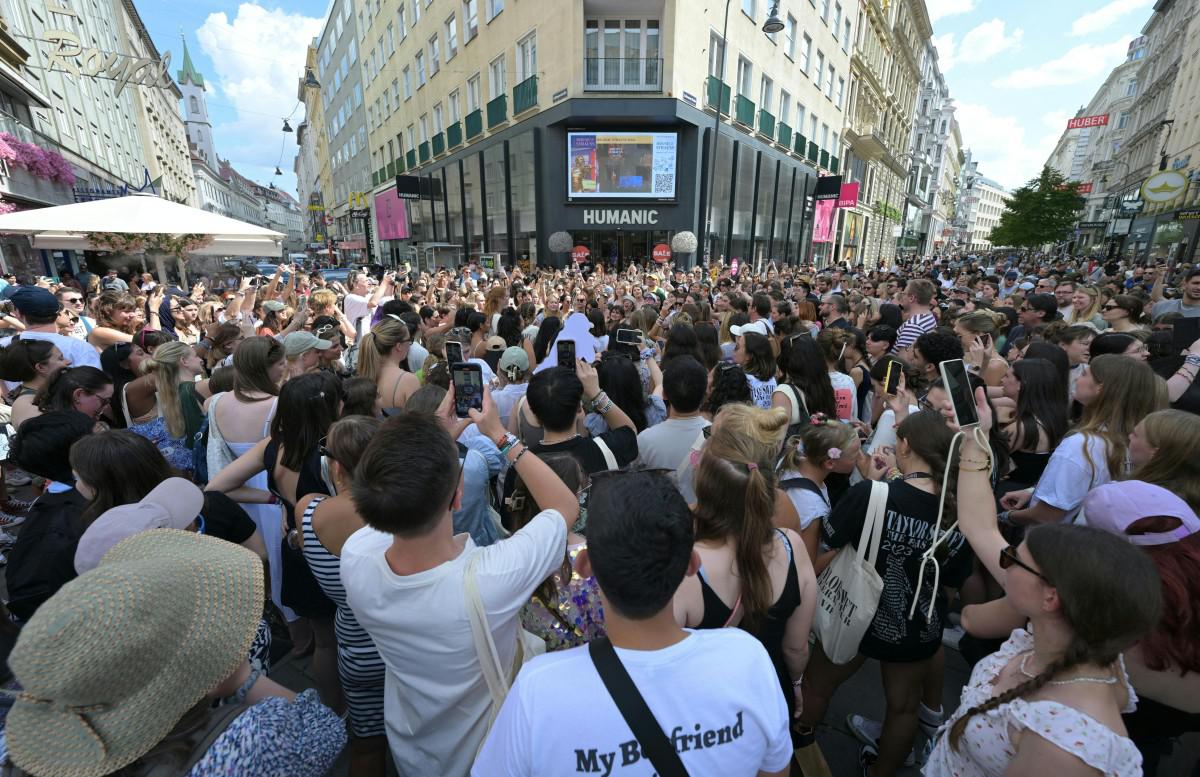 Concerti annullati per rischio attentati - i fan di Taylor Swift invadono Vienna e cantano in strada 