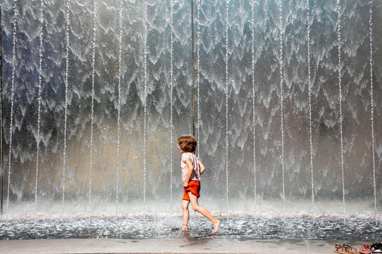 Bimbo si rinfresca per il caldo - (Fotogramma)