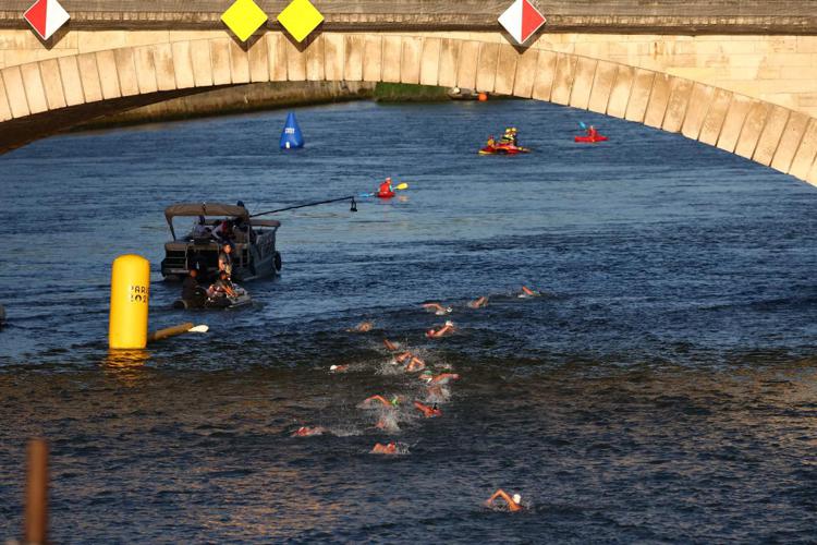 La 10 km di fondo nella Senna alle Olimpiadi di Parigi 2024 - (Afp)