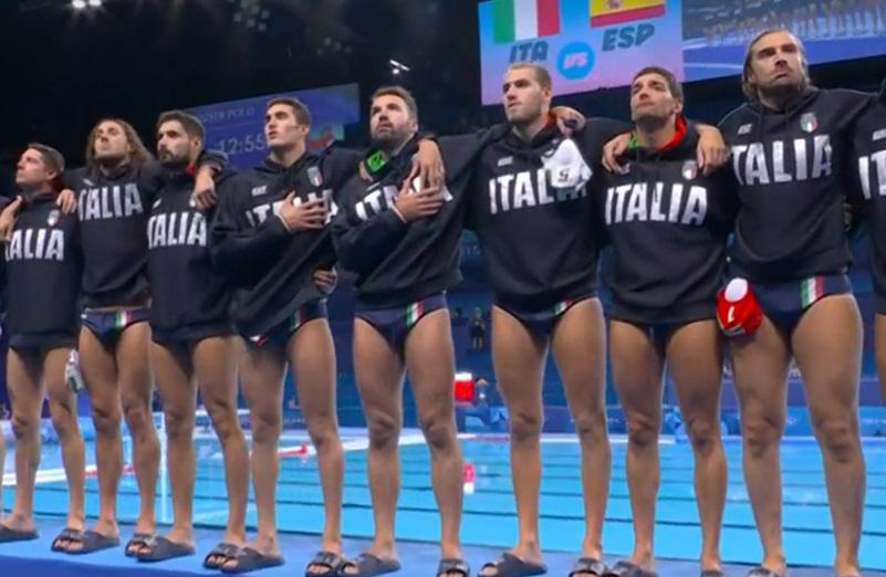 Parigi 2024 - Italia-Spagna: la protesta del Settebello prima del match