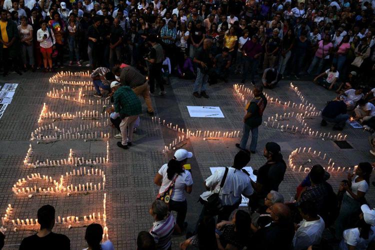 Manifestanti in Venezuela chiedono la liberazione dei prigionieri politici (Afp)