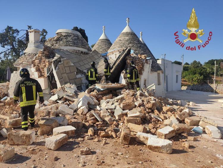 Brindisi, crolla trullo a Cisternino: un uomo morto sotto le macerie, ferita una donna