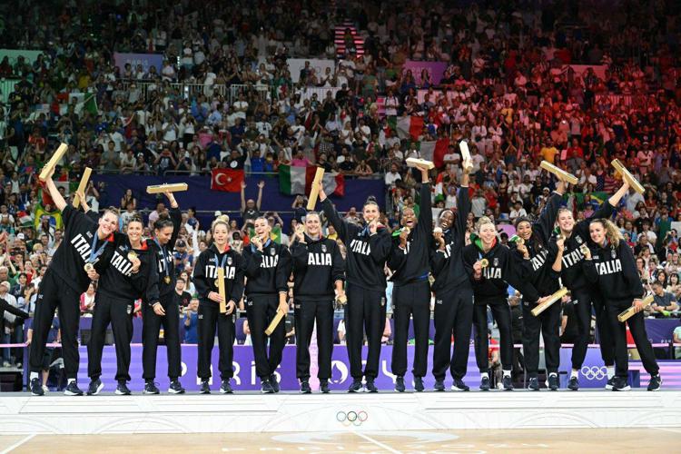 La nazionale femminile di pallavolo dopo la conquista dell'oro (Afp) 