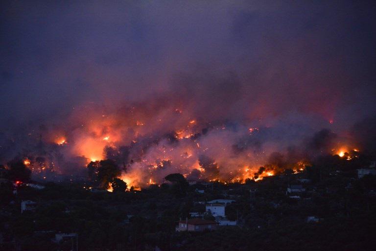 Grecia - maxi incendio a nord di Atene: evacuata città di Maratona