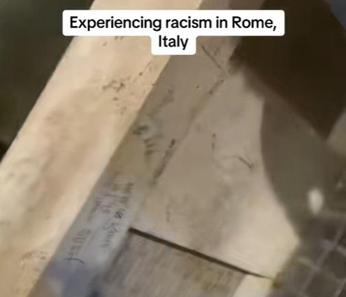 Razzisti a Roma - non mi fanno scrivere sul ponte 