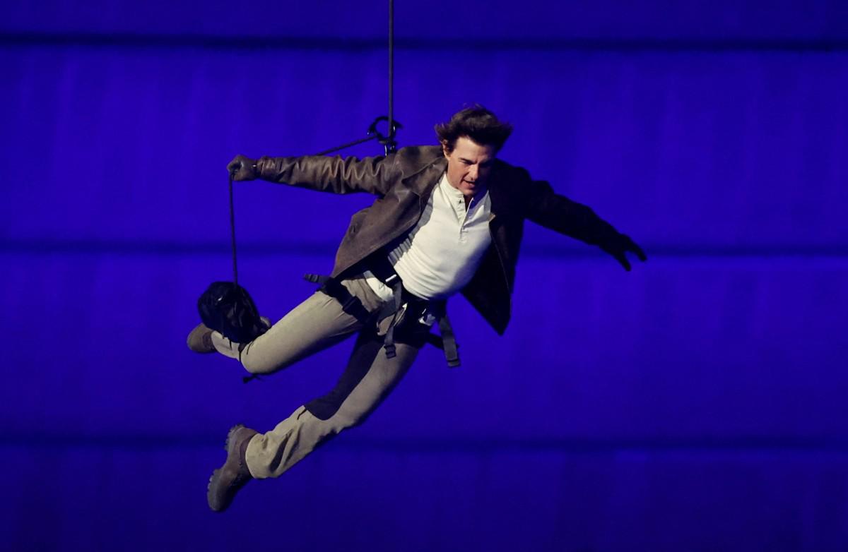 Parigi 2024 - Tom Cruise versione Mission Impossible per volare a Los Angeles 2028 