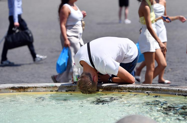 Persona si rinfresca per il caldo - (Fotogramma)