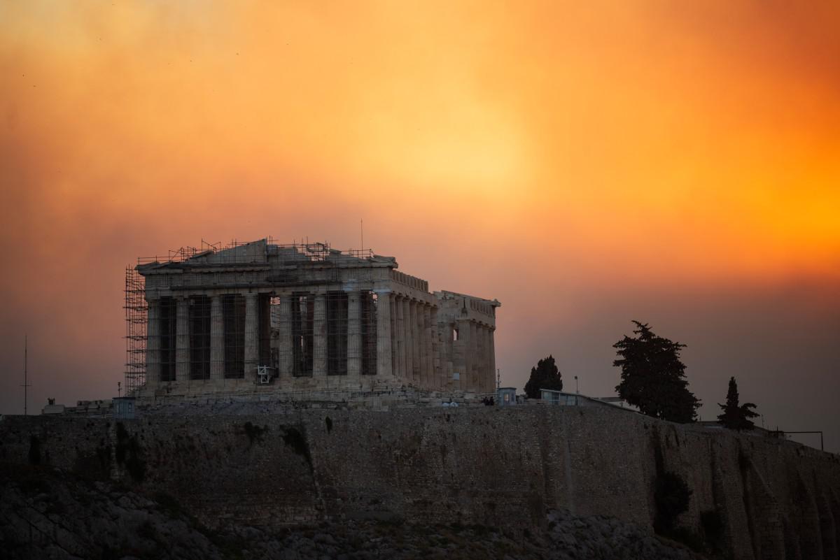 Incendio in Grecia - bruciano i boschi a nord di Atene: migliaia di residenti evacuati