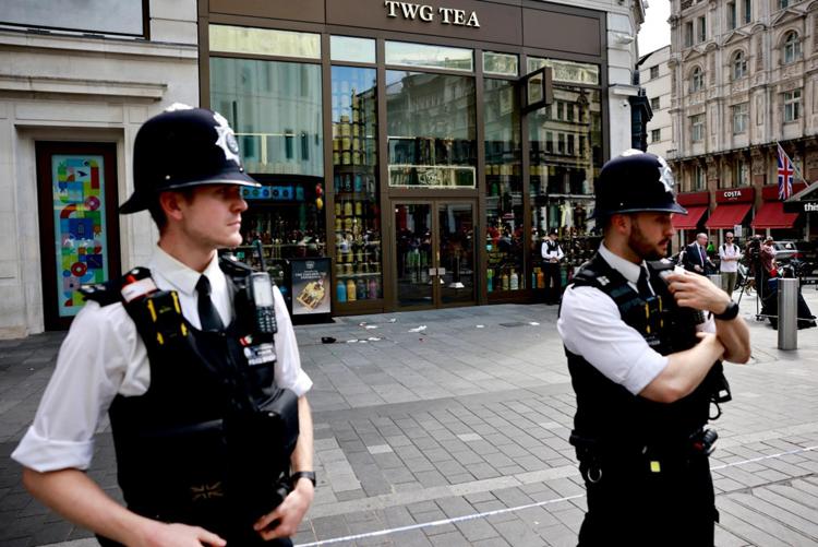 Polizia sul luogo dell'accoltellamento a Leicester Square, Londra - Afp