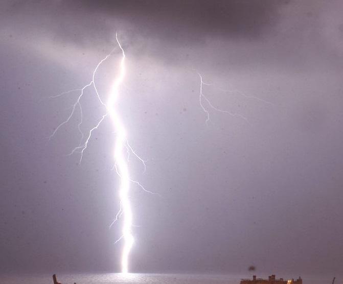 Colpita da un fulmine sulla spiaggia di Alba Adriatica - morta 42enne