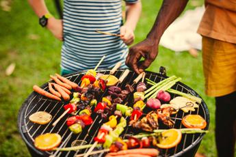 Ferragosto, cardiologo Rebuzzi: “Carne alla brace? Meglio barbecue di pesce”