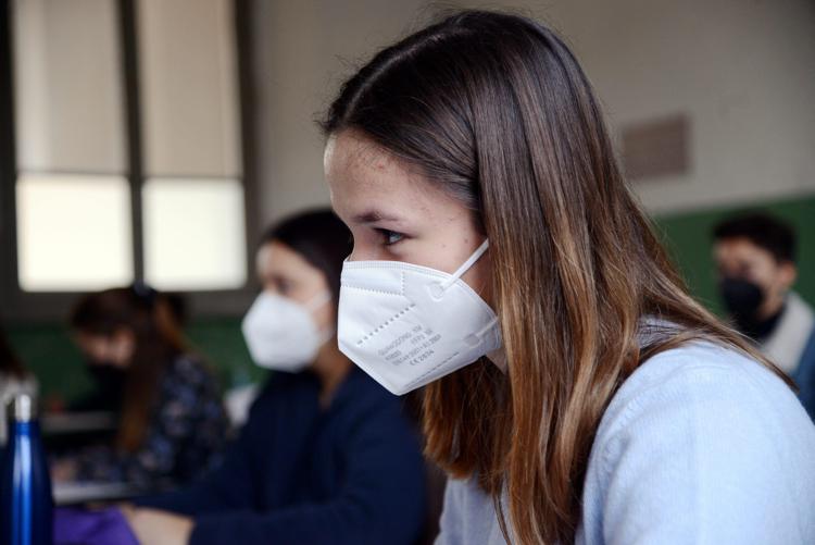 Una ragazza con la mascherina (Agenzia Fotogramma)