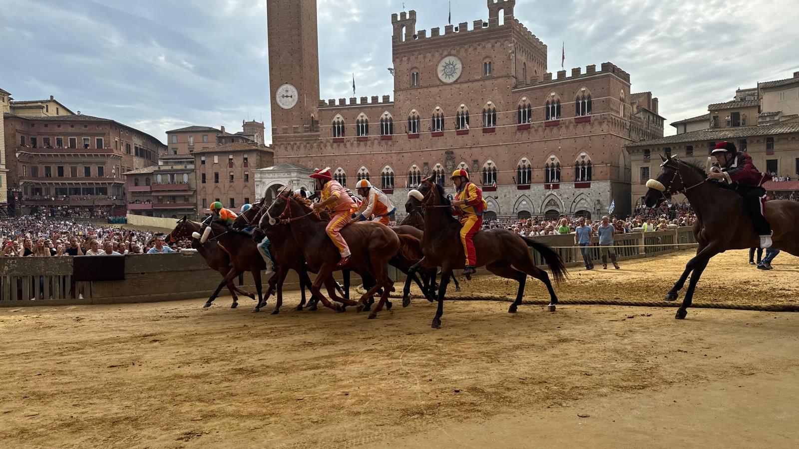 Palio di Siena - la Contrada del Leocorno vince la 