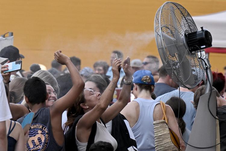 Turisti e caldo a Roma - Afp