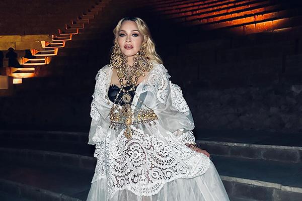 Madonna visita gli scavi di Pompei e finanzia il progetto per ragazzi 