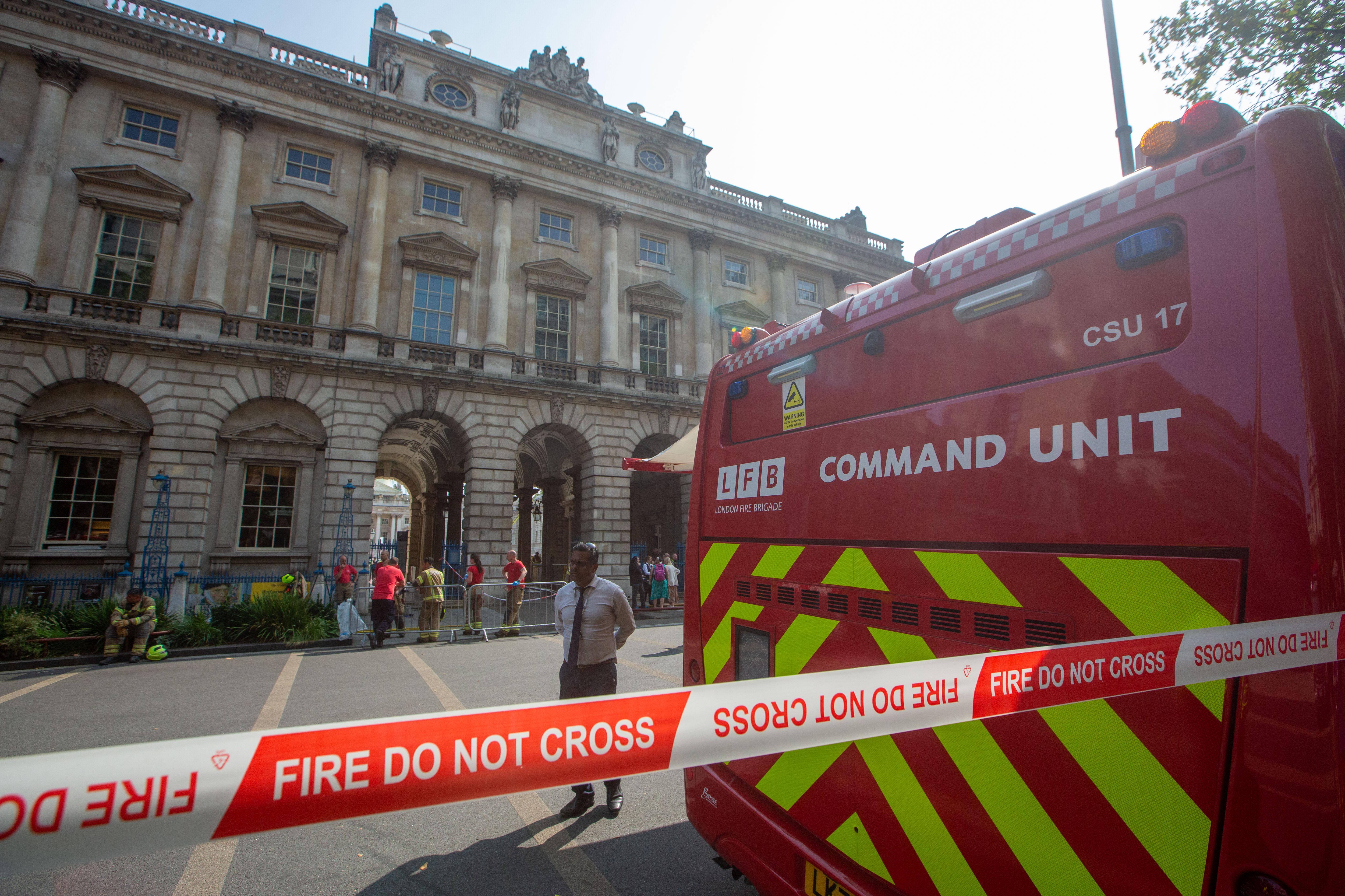 Londra - incendio a Somerset Hous -, oltre cento vigili del fuoco mobilitati