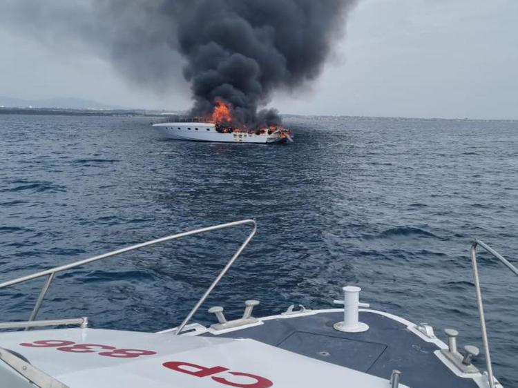 Lo yacht in fiamme