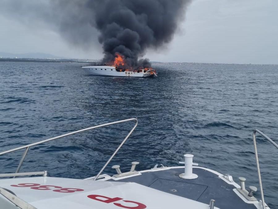 Barca a fuoco al largo di Ostia - tutti salvi