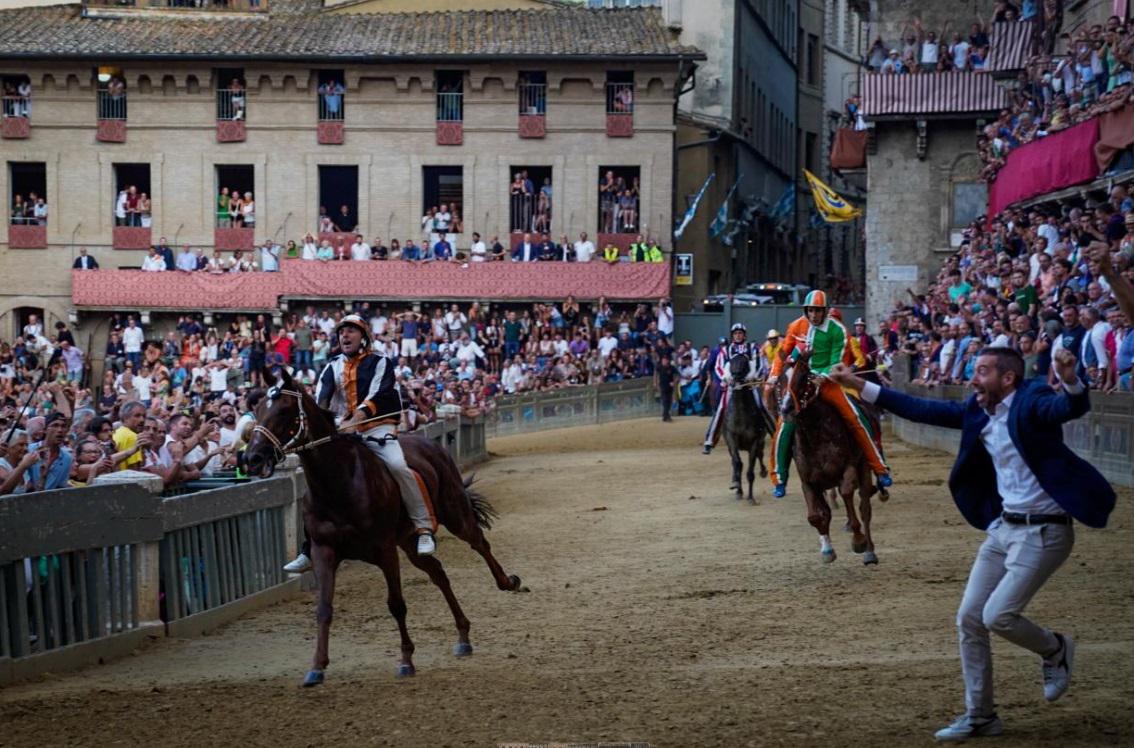 Palio di Siena 17 agosto - Lupa vince e si aggiudica il Drappellone dell