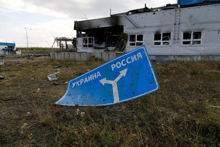 Macerie a Kursk, un cartello con le indicazioni stradali verso Russia e Ucraina - Fotogramma /Ipa