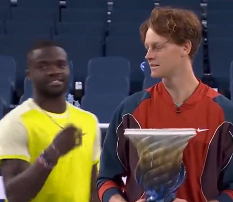 Sinner - Tiafoe e il dito medio: come rovinare la foto a Cincinnati 