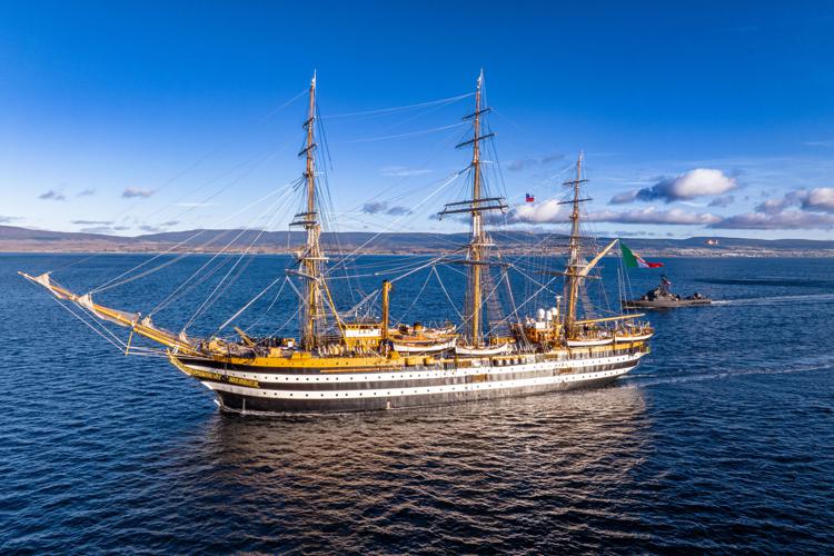 Nave scuola 'Amerigo Vespucci' per la prima volta sosterà al porto di Tokio