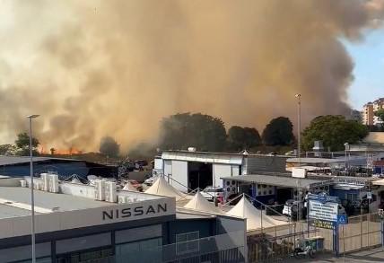 Roma - vasto incendio a Cinecittà est: quattro ustionati gravi