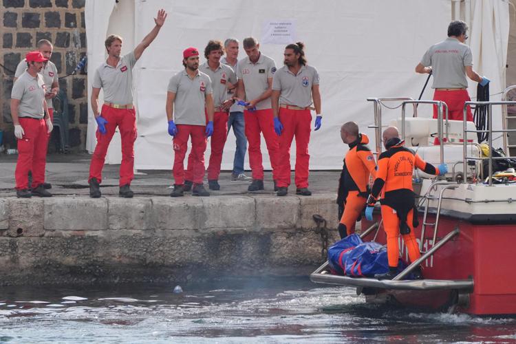 Naufragio a Palermo, il recupero della vittima Mike Lynch - Fotogramma /Ipa