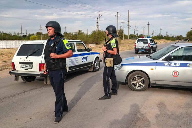 Polizia davanti al carcere di Volgograd - Fotogramma /Ipa