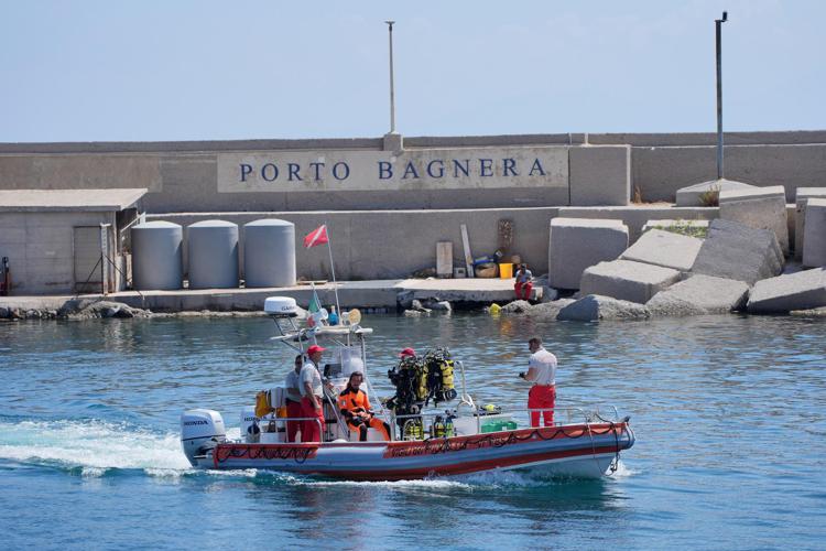 Sommozzatori sul luogo del naufragio del Bayesian a Porticello, Palermo - Fotoggramma