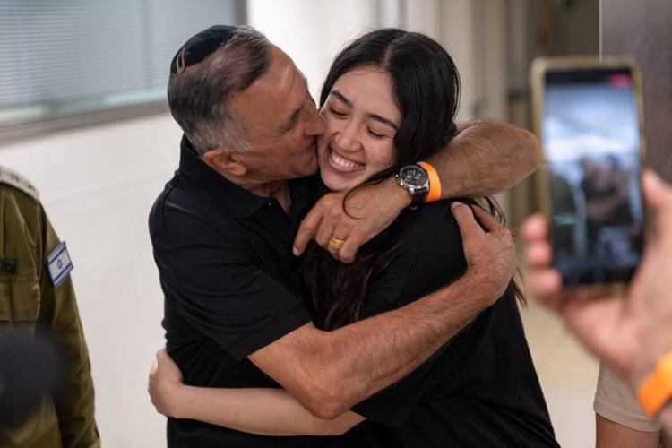 Noa Argamani con il padre  - (Fotogramma)