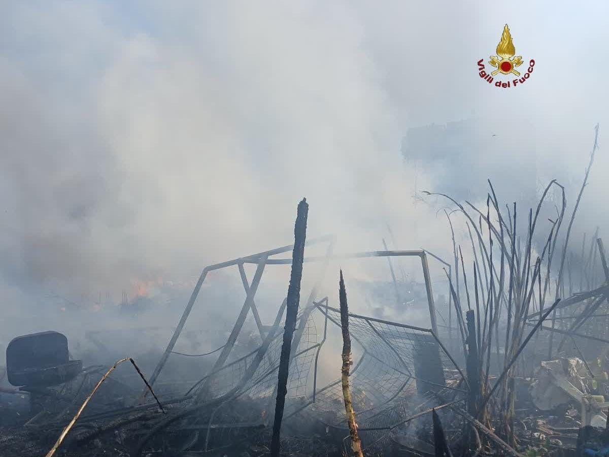 Roma - incendio baracche in via Ciamarra: nessun ferito