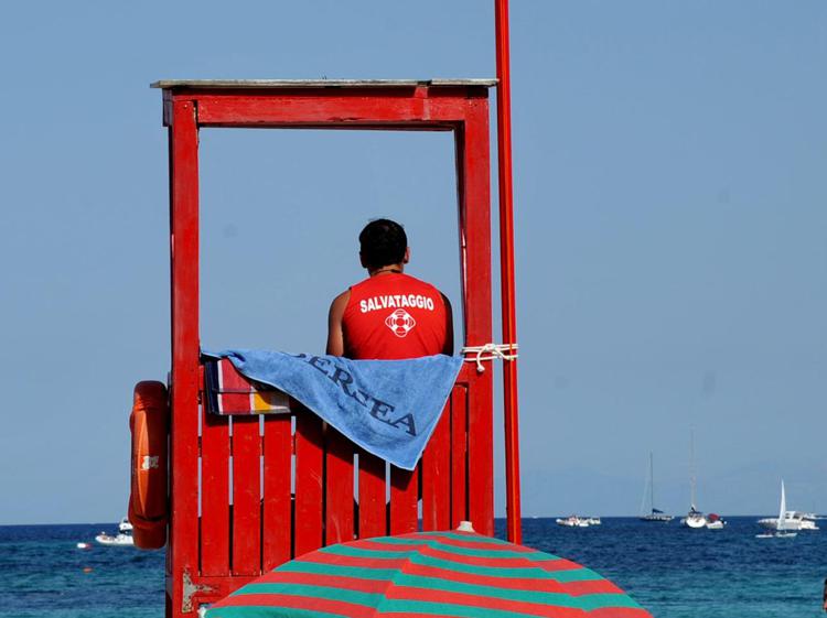 Un bagnino in spiaggia, immagine di repertorio (Fotogramma)