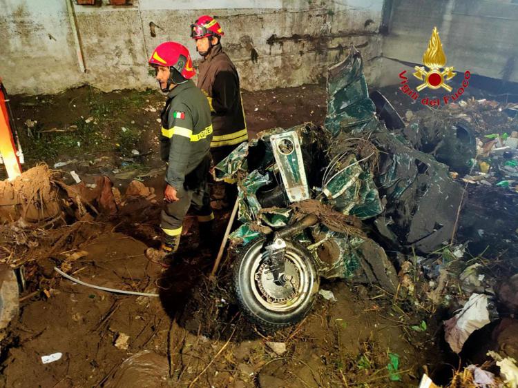 L'intervento dei vigili del fuoco a San Felice a Cancello (Fotogramma)