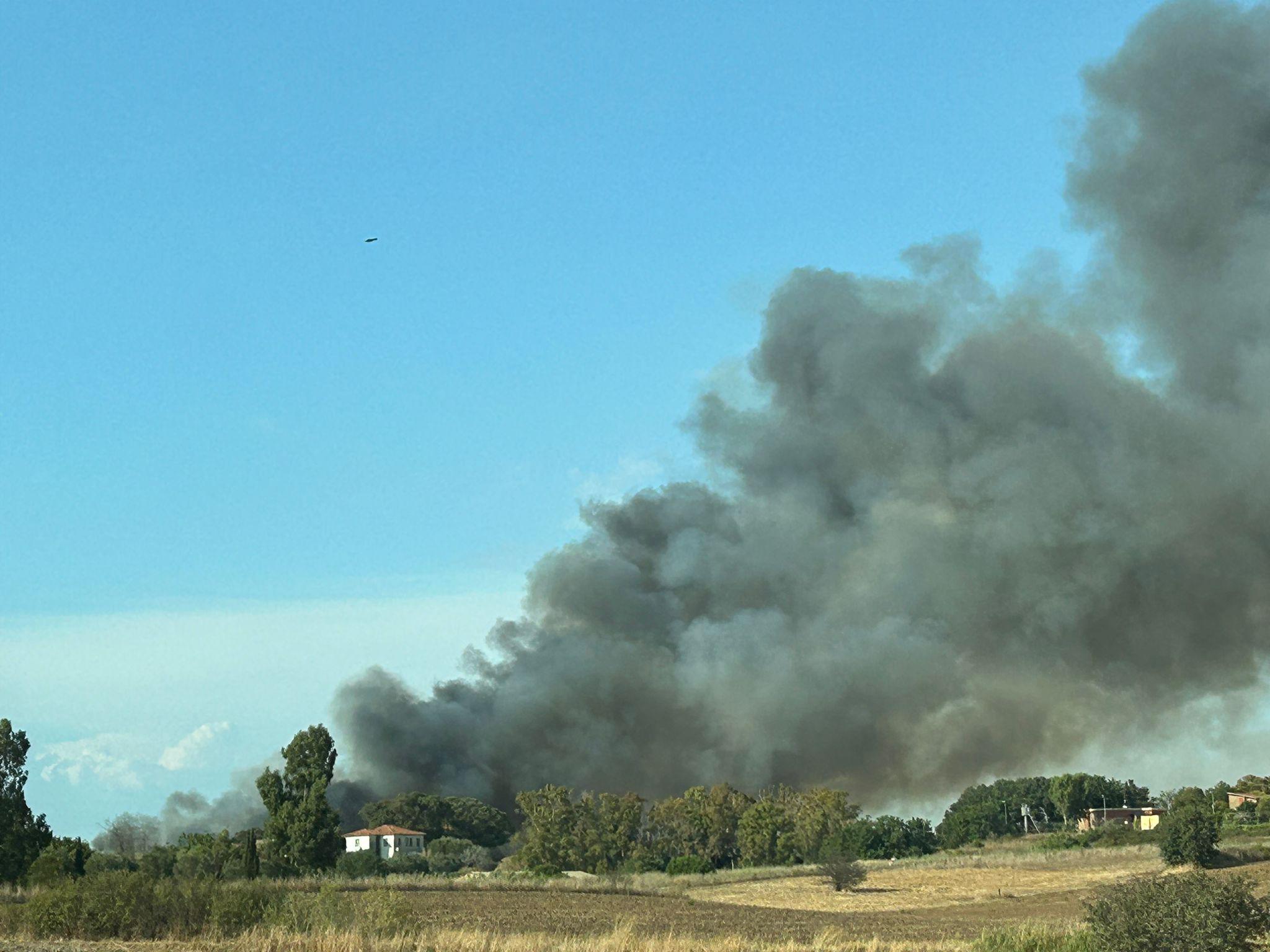 Roma - vasto incendio a Maccarese: in azione vigili fuoco ed elicottero