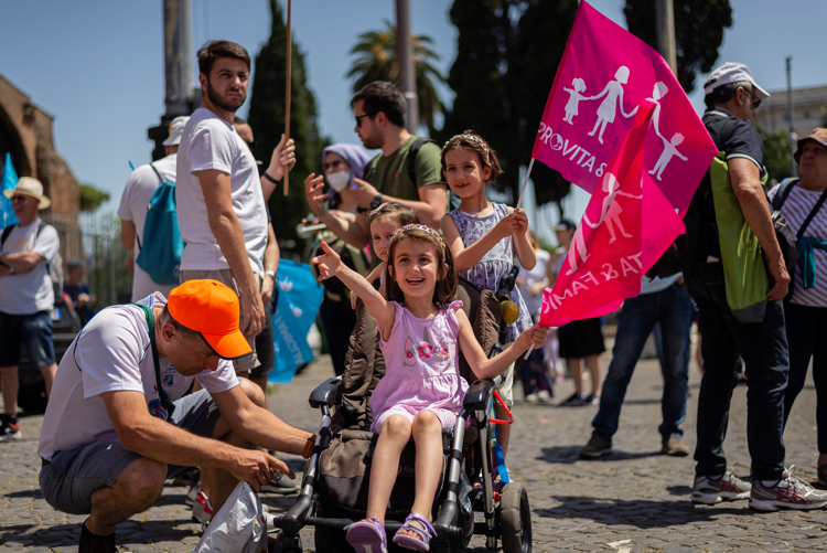 Una famiglia partecipa alla Manifestazione Nazionale per la Vita a Roma