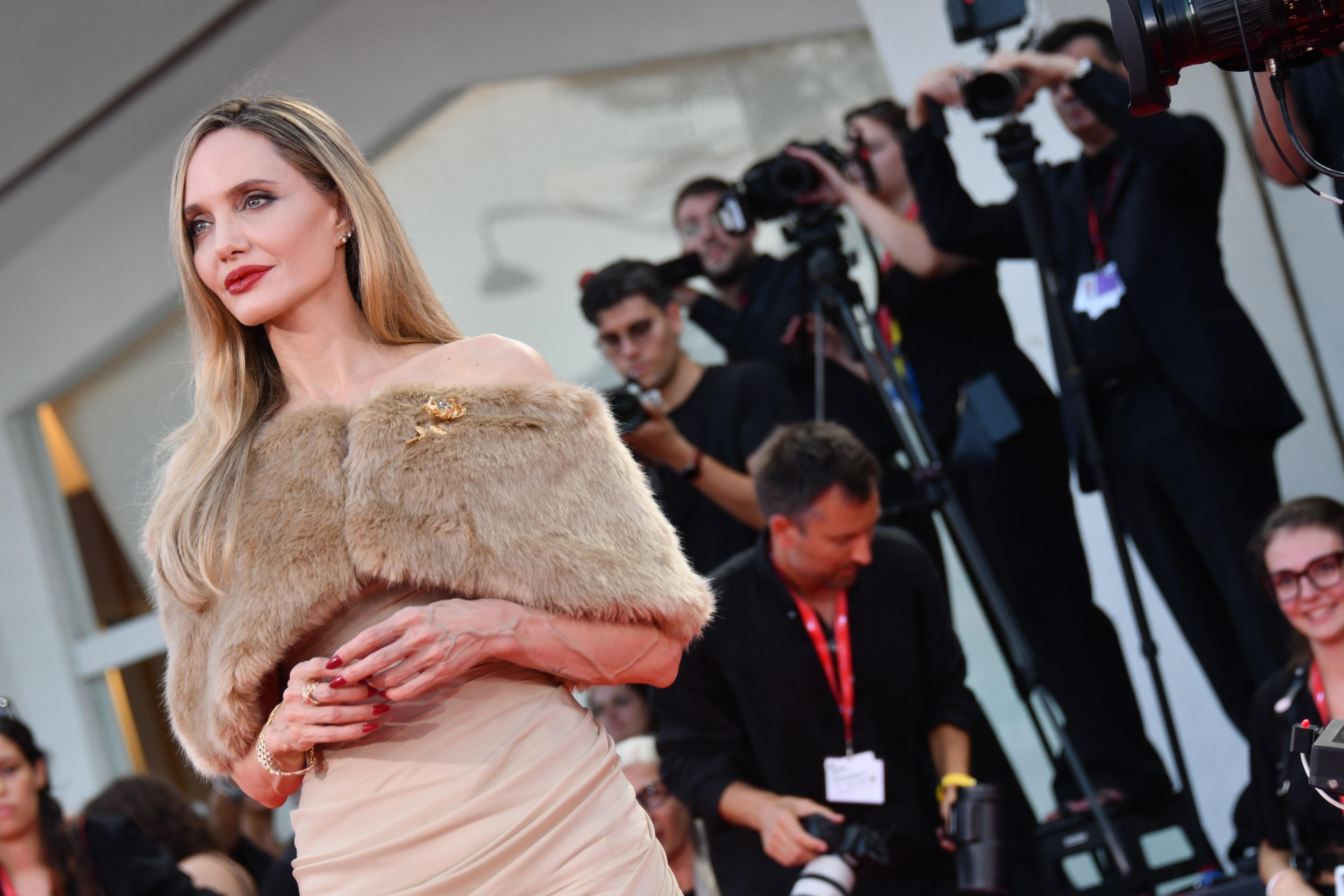 Venezia 81 - Angelina Jolie si commuove per la standing ovation e cerca l