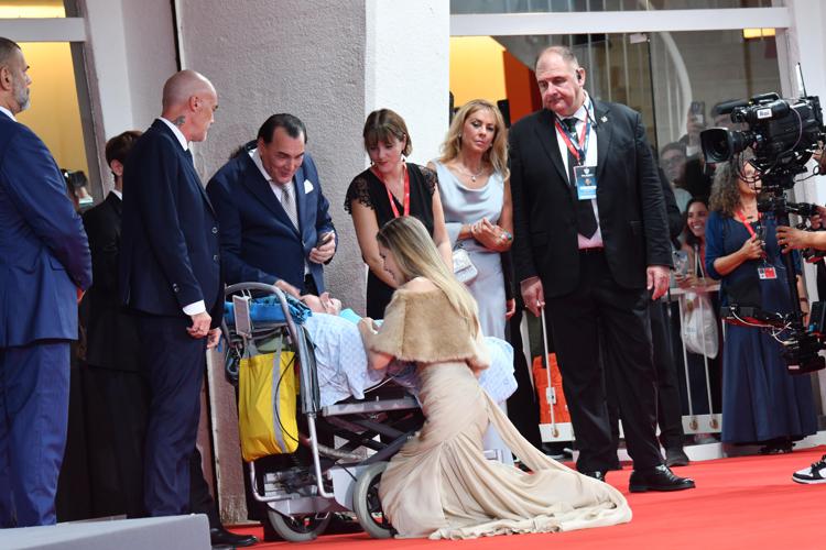 Angelina Jolie si ferma a salutare il fan Pasquale Esposito sul red carpet di Venezia 81 - Agenzia Fotogramma