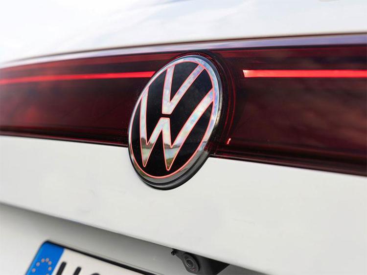 Cade un tabu, VW minaccia chiusure impianti e licenziamenti forzati in Germania