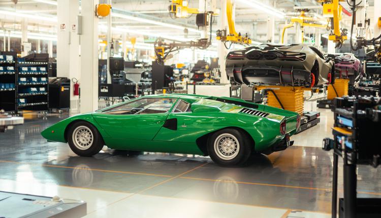 Lamborghini, 50 anni dopo la Countach torna sulle linee di produzione di Sant'Agata