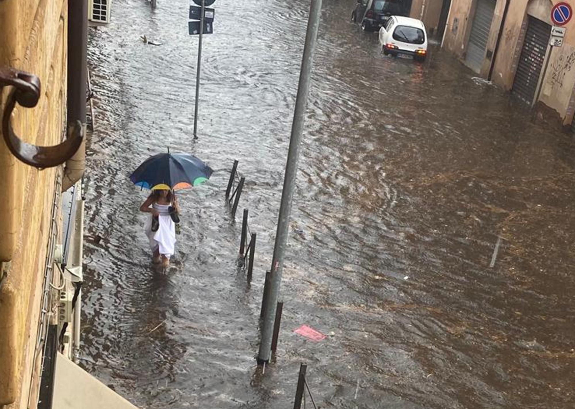 Nubifragio a Roma - pioggia e vento forte: strade allagate 