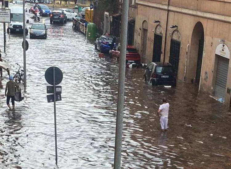 Una strada allagata a Roma