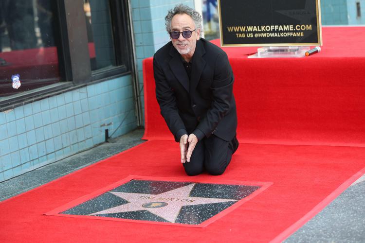 Il regista Tim Burton davanti alla stella col suo nome sulla Hollywood Walk of Fame - Fotogramma