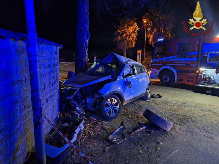 Scontro tra due auto a Nettuno. Foto dei vigili del fuoco